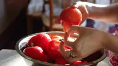 Esqueça a água a ferver: a casca sai sozinha — sem esforço