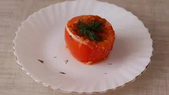 Basta colocar um ovo dentro do tomate — e terá o pequeno-almoço perfeito